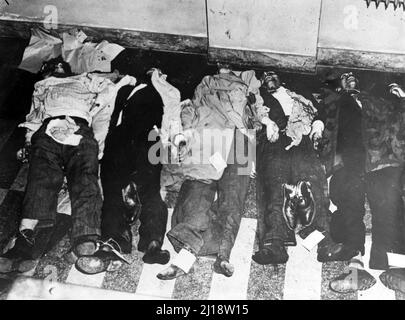 Fascismo - Duce Benito Mussolini - I corpi di Starace, Pavolini, Claretta Petacci, Benito Mussolini e Nicola Bombacci, isseti sulla pensilina del distributore Esso a Milano, à piazzale Loreto - 29 aprile 1945 Banque D'Images