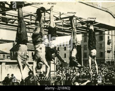 Fascismo - Duce Benito Mussolini - I corpi di Starace, Pavolini, Claretta Petacci, Benito Mussolini e Nicola Bombacci, isseti sulla pensilina del distributore Esso a Milano, à piazzale Loreto - 29 aprile 1945 Banque D'Images