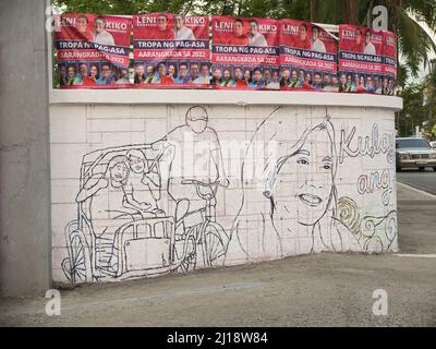 Une œuvre d'art non finie avec un visage de l'aspirant présidentiel Leni Robredo au mur du centre de bénévoles. Des étudiants en beaux-arts de différentes universités de Manille ont collaboré pour mettre en place des peintures murales dédiées à la vice-présidente des Philippines Maria Leonor 'Leni' Gerona Robredo. Robredo, qui se présente actuellement au plus haut poste du gouvernement philippin, se dirige avec son rival politique, l'aspirant présidentiel Ferdinand « Bongbong » Marcos Jr. Son slogan de campagne, « avec un gouvernement honnête, la vie de chacun s'améliore ». Elle envisage également de faire des Philippines un pays wh Banque D'Images