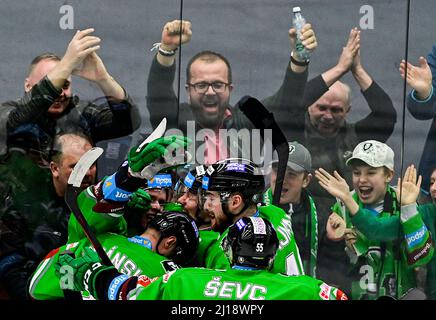 Mlada Boleslav, République tchèque. 23rd mars 2022. Ctvrtfinale jouer hors hokejove extraligy - 3. Zapas: BK Mlada Boleslav - Mountfield Hradec Kralove, 23. Brezna 2022 v Mlade Boleslavi. Hraci Boleslavi se raduji z druheho golu. Banque D'Images