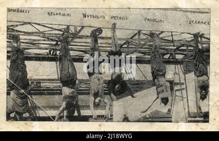 Fascismo - Duce Benito Mussolini - corpi di Starace, Pavolini, Claretta Petacci, Benito Mussolini e Nicola Bombacci, issati sulla pensilina del distributore Esso a Milano, à piazzale Loreto - 29 aprile 1945 Banque D'Images