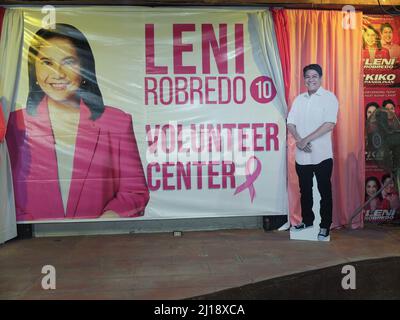 Malabo, Philippines. 22nd mars 2022. Une réplique de l'aspirant vice-présidentiel Francis ''Kiko'' Pangilinan vu au centre de bénévoles. Des étudiants en beaux-arts de différentes universités de Manille ont collaboré pour mettre en place des peintures murales dédiées à la vice-présidente des Philippines Maria Leonor ''Leni'' Gerona Robredo. Robredo, qui se présente actuellement à la plus haute place du gouvernement philippin, se dirige avec son rival politique, l'aspirant présidentiel Ferdinand ''Bongbong'' Marcos Jr., son slogan de campagne, ''avec un gouvernement honnête, la vie de chacun s'améliore'''. Elle envisage également Banque D'Images