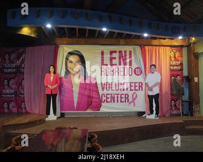 Malabo, Philippines. 22nd mars 2022. Des répliques de l'aspirant présidentiel Leni Robredo et de son colistier, Francis ''Kiko'' Pangilinan à l'intérieur du centre de bénévoles. Des étudiants en beaux-arts de différentes universités de Manille ont collaboré pour mettre en place des peintures murales dédiées à la vice-présidente des Philippines Maria Leonor ''Leni'' Gerona Robredo. Robredo, qui se présente actuellement à la plus haute place du gouvernement philippin, se dirige avec son rival politique, l'aspirant présidentiel Ferdinand ''Bongbong'' Marcos Jr. Son slogan de campagne, ''avec un gouvernement honnête, la vie de tout le monde im Banque D'Images