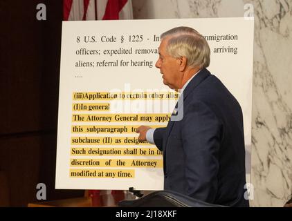 Washington, États-Unis d'Amérique. 23rd mars 2022. États-Unis sénateur Lindsey Graham (républicain de Caroline du Sud) Indique un tableau lorsqu'il interroge le juge Ketanji Brown Jackson lorsqu'elle témoigne devant la Commission judiciaire du Sénat des États-Unis de sa nomination en tant que juge associé de la Cour suprême des États-Unis pour remplacer le juge Stephen G. Breyer sur Capitol Hill à Washington, DC, le mercredi 23 mars 2021.Credit: Ron Sachs/CNP/Sipa USA crédit: SIPA USA/Alay Live News Banque D'Images