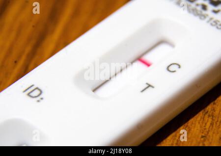 Vue rapprochée d'un test de débit latéral covid montrant un résultat négatif. Banque D'Images