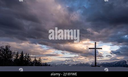 Traversez la neige. Croix religieuse en bois en hiver à l'extérieur. Les Pléiades, Suisse. Ambiance tranquille. Banque D'Images
