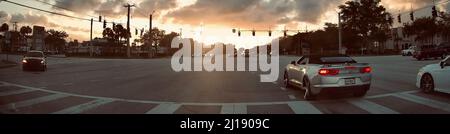 Vue panoramique depuis la voiture à l'intersection de la ville au coucher du soleil en Floride, États-Unis. Autoroutes et systèmes routiers en Floride, États-Unis. Banque D'Images