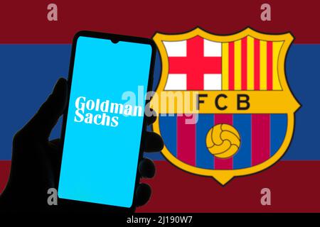 Espagne. 11th mars 2022. Sur cette photo, un logo du groupe Goldman Sachs apparaît sur un smartphone avec un logo du football Club Barcelona (FCB) en arrière-plan. (Image de crédit : © Thiago Prudencio/SOPA Images via ZUMA Press Wire) Banque D'Images