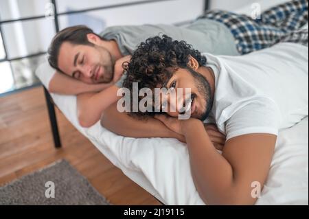 Homme et son petit ami se reposant dans leur chambre Banque D'Images