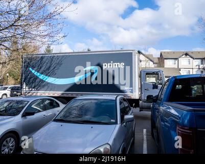 Seattle, WA États-Unis - vers mars 2022 : vue inclinée d'un grand semi-camion Amazon Prime à l'extérieur d'un complexe d'appartements par une journée ensoleillée et lumineuse. Banque D'Images