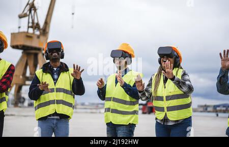 Travailleurs multiraciaux utilisant des micro-casques de réalité virtuelle au port du terminal de fret - se concentrer sur les mains des femmes africaines Banque D'Images