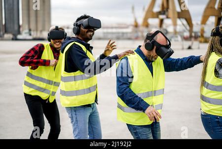 Les travailleurs multiraciaux dansant à la musique à l'aide de casques de réalité virtuelle au port du terminal de fret - Focus sur les lunettes Right Man Banque D'Images
