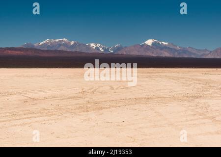 Plaines désertiques près des Andes montagnes dans la réserve naturelle El Leoncito, situé dans la province de San Juan, Argentine. Banque D'Images