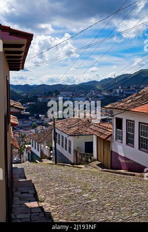 Rue typique de la ville historique d'Ouro Preto, Brésil Banque D'Images