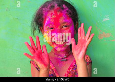 Les enfants bangladais du Khan Tea Garden posant pour des photos avec leurs visages peints après avoir orné des couleurs comme des arcs-en-ciel lors de la célébration du TH Banque D'Images