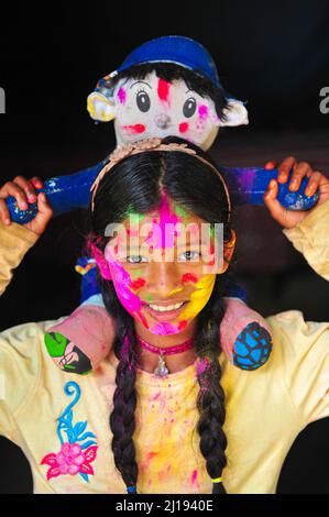 Les enfants bangladais du Khan Tea Garden posant pour des photos avec leurs visages peints après avoir orné des couleurs comme des arcs-en-ciel lors de la célébration du TH Banque D'Images