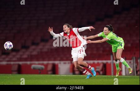 Arsenal's Tobin Heath (à gauche) et Joelle Wedemeyer de VfL Wolfsburg pour la bataille du ballon lors du quart de finale de la Ligue des champions des femmes de l'UEFA première jambe au stade Emirates, Londres. Date de la photo: Mercredi 23 mars 2022. Banque D'Images