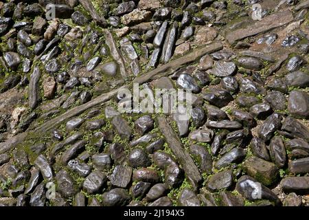 Pavés typiques avec ancien système de drainage, Ouro Preto, Brésil Banque D'Images