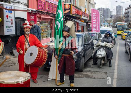 23 mars 2022 : bande militaire de Mehter de l'époque ottomane lors d'un concert de musique dans la rue de Hasanpasa, dans le quartier de Kadikoy, Istanbul, Turquie, le 23 mars 2022. Les bandes militaires ottomanes sont considérées comme la plus ancienne variété de bandes militaires de marche dans le monde. Bien qu'ils soient souvent connus par le mot Mehter en Europe de l'Ouest, ce mot, à proprement parler, se réfère seulement à un seul musicien dans le groupe. (Image de crédit : © Tolga Ildun/ZUMA Press Wire) Banque D'Images