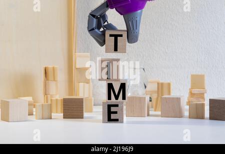le concept du temps. main hommes en costume d'affaires tenant les cubes que le mot écrit temps. Banque D'Images