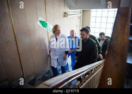 Kiev, Ukraine. 17 mars 2022. Le président ukrainien Volodymyr Zelenskyy rend visite à des soldats blessés et à des volontaires à l'hôpital, le 17 mars 2022 à Kiev, en Ukraine. Credit: Présidence de l'Ukraine/Présidence de l'Ukraine/Alamy Live News Banque D'Images