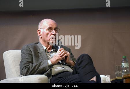 BORIS CYRULNIK participe à une conférence solo à Menton, dans le sud de la France, sur la Côte d'Azur. Mars 23rd, FAMA © Fausto Marci Banque D'Images