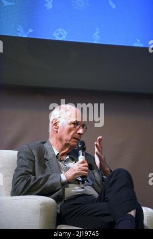 BORIS CYRULNIK participe à une conférence solo à Menton, dans le sud de la France, sur la Côte d'Azur. Mars 23rd, FAMA © Fausto Marci Banque D'Images