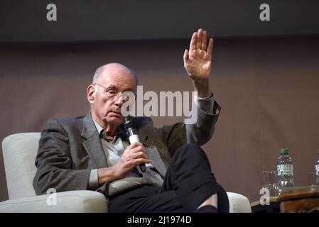 BORIS CYRULNIK participe à une conférence solo à Menton, dans le sud de la France, sur la Côte d'Azur. Mars 23rd, FAMA © Fausto Marci Banque D'Images