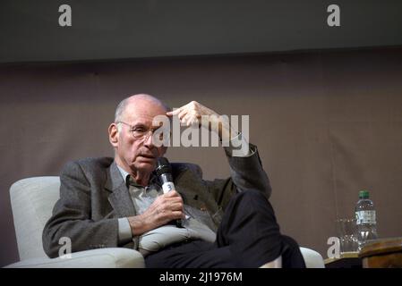 BORIS CYRULNIK participe à une conférence solo à Menton, dans le sud de la France, sur la Côte d'Azur. Mars 23rd, FAMA © Fausto Marci Banque D'Images