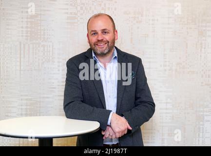 Daniel Burger, PDG de Magen David Adom, à l'hôtel Hilton London Heathrow Airport, terminal 4 à l'ouest de Londres, après qu'un groupe d'orphelins ukrainiens aient été transportés de Pologne à Londres après avoir fui la guerre dans leur pays d'origine. Les 50 jeunes voyageurs, âgés de 2 à 19 ans, se rendront en Écosse plus tard dans la semaine. Date de la photo: Mercredi 23 mars 2022. Banque D'Images