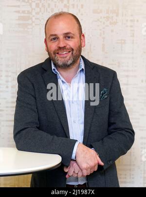 Daniel Burger, PDG de Magen David Adom, à l'hôtel Hilton London Heathrow Airport, terminal 4 à l'ouest de Londres, après qu'un groupe d'orphelins ukrainiens aient été transportés de Pologne à Londres après avoir fui la guerre dans leur pays d'origine. Les 50 jeunes voyageurs, âgés de 2 à 19 ans, se rendront en Écosse plus tard dans la semaine. Date de la photo: Mercredi 23 mars 2022. Banque D'Images