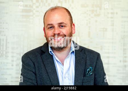 Daniel Burger, PDG de Magen David Adom, à l'hôtel Hilton London Heathrow Airport, terminal 4 à l'ouest de Londres, après qu'un groupe d'orphelins ukrainiens aient été transportés de Pologne à Londres après avoir fui la guerre dans leur pays d'origine. Les 50 jeunes voyageurs, âgés de 2 à 19 ans, se rendront en Écosse plus tard dans la semaine. Date de la photo: Mercredi 23 mars 2022. Banque D'Images