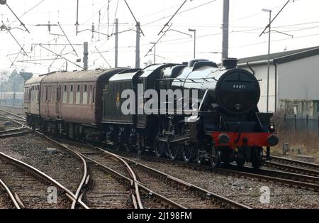 Train à vapeur Stanier Black Five conservé, 44871, quittant le chemin de fer de la West Coast main Line lorsqu'il arrive à Carnforth le 23rd mars 2022. Banque D'Images