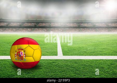 Football dans un stade en plein air lumineux avec drapeau peint de l'Espagne. Concentrez-vous sur le premier plan et le ballon de football avec une faible profondeur de champ sur l'arrière-plan et Banque D'Images