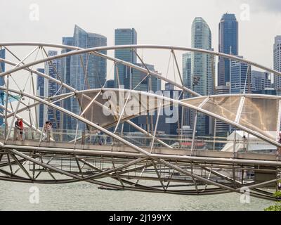 Helix Bridge est un pont piétonnier reliant Marina Center à Marina South dans la région de Marina Bay - Singapour Banque D'Images
