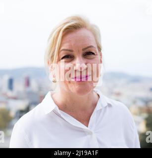 Bonne confiante femme âgée souriant à l'extérieur Banque D'Images