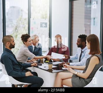 Où tout commence. Photo rognée d'un groupe de personnes en voyage d'affaires dans la salle de réunion. Banque D'Images