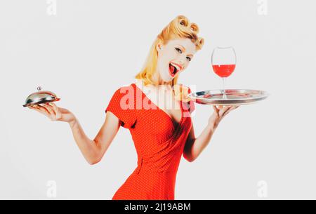 Restaurant rétro servant. Épinglez la fille avec le vin et le plateau de service Banque D'Images