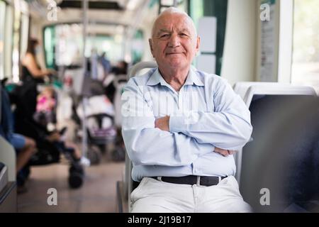 Homme âgé assis en tram Banque D'Images