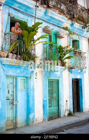 Homme cubain debout à la porte sur le porche de sa maison à la Havane, Cuba. Banque D'Images