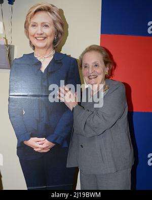 BOCA RATON, FL - OCTOBRE 23 : (COUVERTURE EXCLUSIVE) l'ancienne secrétaire d'État américaine Madeleine Albright ressemble à une carte taillée d'une candidate démocrate à la présidence et ancienne secrétaire d'État Hillary Clinton au bureau de campagne coordonné de Boca Raton, Encourager les Floridiens à voter tôt pour Hillary Clinton le 23 octobre 2016 à Boca Raton, Floride personnes: Madeleine Albright crédit: Storms Media Group/Alay Live News Banque D'Images