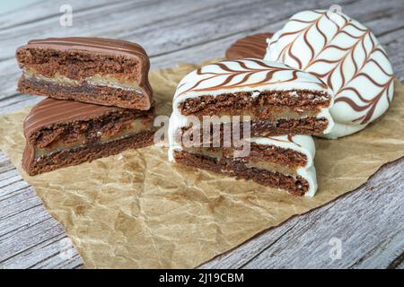 Gros plan du gâteau traditionnel au miel brésilien avec glaçage au chocolat blanc coupé en deux. Avec garniture de charge de leche. Banque D'Images