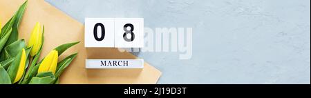 Bannière horizontale avec tulipes jaunes sur béton gris avec espace de copie. Arrière-plan pour la fête des femmes, le 8 mars jour de la Saint-Valentin, le 14 février. Pose à plat Banque D'Images