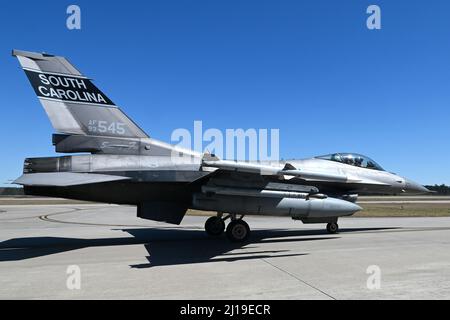 Les pilotes et l'équipage au sol de la US Air Force de l'aile Fighter 169th se préparent au lancement de leurs F-16 Fighting Falcon à partir de la base de la Garde nationale interarmées McEntyre, Caroline du Sud, le 20 mars 2022. (É.-U. Photo de la Garde nationale aérienne par le sergent d'état-major. Mackenzie Bacalzo, 169th Affaires publiques) Banque D'Images