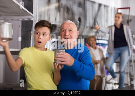 Petits-enfants et grands-parents dans la salle d'évacuation Banque D'Images