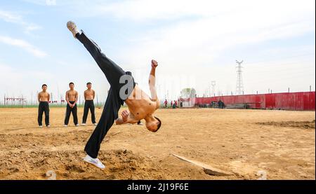 HANDAN, CHINE - le 24 MARS 2022 - les étudiants s'entraînent à la base de formation de boxe de Plum Blossom à Handan, province de Hubei, Chine, le 24 mars 2022. Banque D'Images