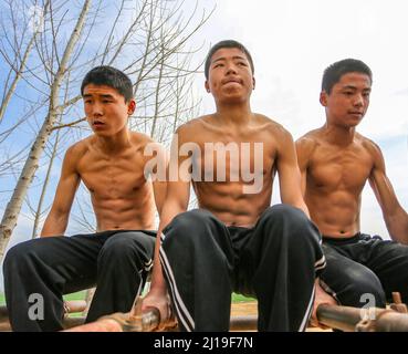 HANDAN, CHINE - le 24 MARS 2022 - les étudiants s'entraînent à la base de formation de boxe de Plum Blossom à Handan, province de Hubei, Chine, le 24 mars 2022. Banque D'Images