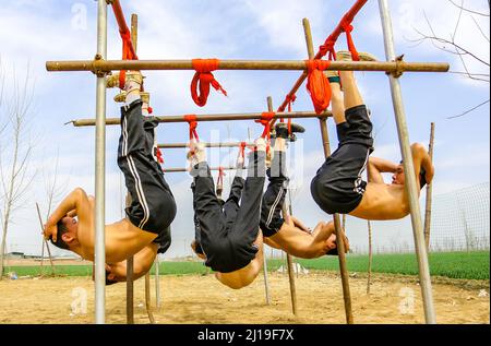 HANDAN, CHINE - le 24 MARS 2022 - les étudiants s'entraînent à la base de formation de boxe de Plum Blossom à Handan, province de Hubei, Chine, le 24 mars 2022. Banque D'Images