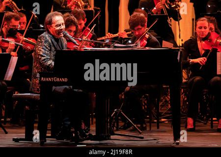 Bergame, Italie. 22nd mars 2022. Roby Facchinetti Symphony Live au Teatro Gaetano Donizetti avec Diego Basso, l'Orchestre Ritmico Sinfonica Italiana et Coro Pop Art Voice Academy. (Photo par Andrea Ripamonti/Pacific Press) crédit: Pacific Press Media production Corp./Alay Live News Banque D'Images