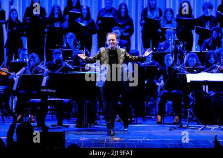 Bergame, Italie. 22nd mars 2022. Roby Facchinetti Symphony Live au Teatro Gaetano Donizetti avec Diego Basso, l'Orchestre Ritmico Sinfonica Italiana et Coro Pop Art Voice Academy. (Photo par Andrea Ripamonti/Pacific Press) crédit: Pacific Press Media production Corp./Alay Live News Banque D'Images